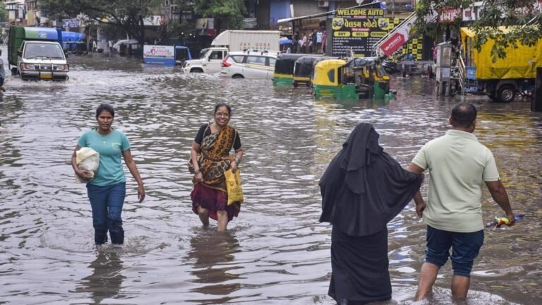 குஜராத்தில் கடும் மழை: மூன்று நாட்களில் கிட்டத்தட்ட 18,000 பேர் வெளியேற்றம்  