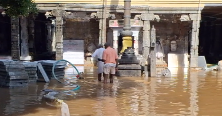 பூமீஸ்வரர் கோவிலில் மழைநீர் தேங்கியதால் பக்தர்கள் அவதி!