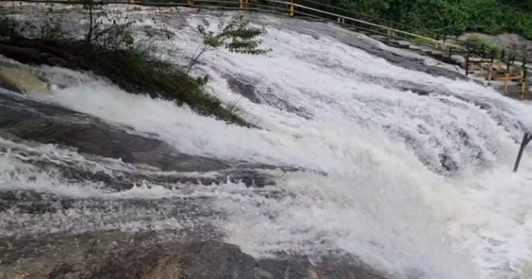 கும்பக்கரை அருவியில் வெள்ளப்பெருக்கு : 13-வது நாளாக சுற்றுலா பயணிகள் குளிக்க தடை!