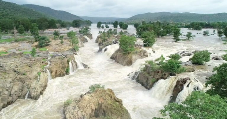 ஒகேனக்கல் காவிரி ஆற்றில் நீர்வரத்து அதிகரிப்பு – பரிசல் இயக்கவும், குளிக்கவும் தடை!