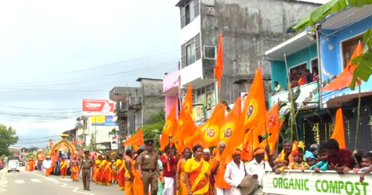 இலங்கையில் பிரமாண்ட விநாயகர் சிலை ஊர்வலம் – நீர்நிலைகளில் கரைக்கப்பட்ட சிலைகள்!