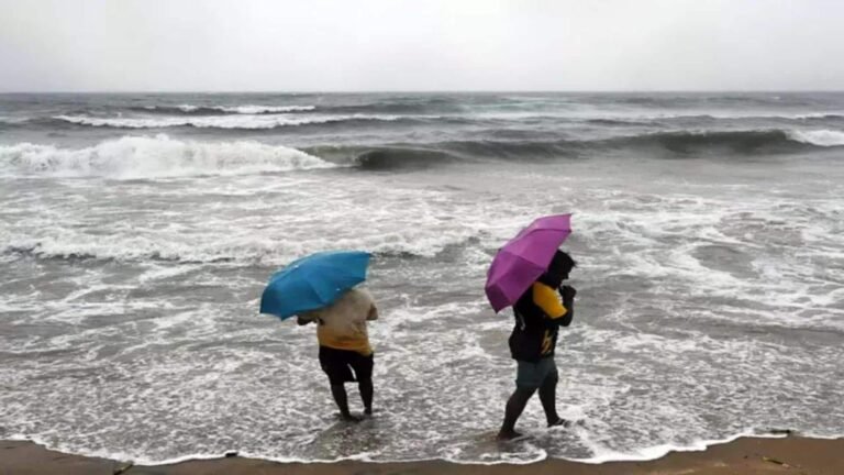 8-12 அடி உயரத்திற்கு எழும்பும் கடல் அலை; மெரினா கடற்கரைக்கு செல்ல தடை  