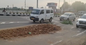 சாலையின் நடுவே கொட்டப்பட்டுள்ள கற்களால் விபத்து ஏற்படும் அபாயம்!