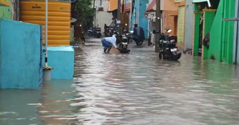 சென்னையில் கொட்டி தீர்த்த மழை – குடியிருப்புகளை சூழ்ந்த வெள்ளம்!