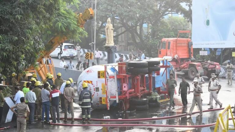 கோவையில் எல்பிஜி டேங்கர் கவிழ்ந்து விபத்து; எரிவாயு கசிவால் அச்சம்  