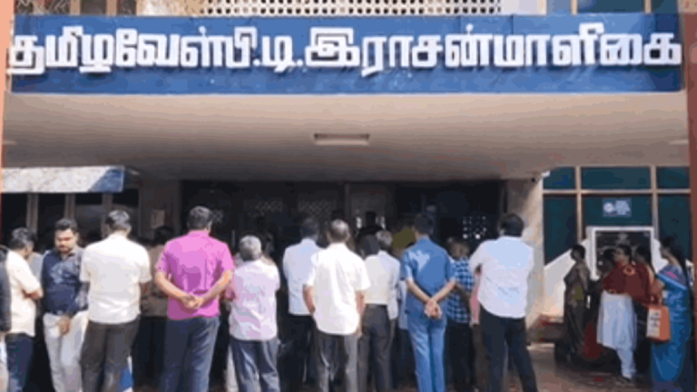 காமராஜர் பல்கலைக்கழகம் : 2 மாதங்களாக ஊதியம் வழங்காததைக் கண்டித்து பேராசிரியர்கள் ஆர்ப்பாட்டம்!