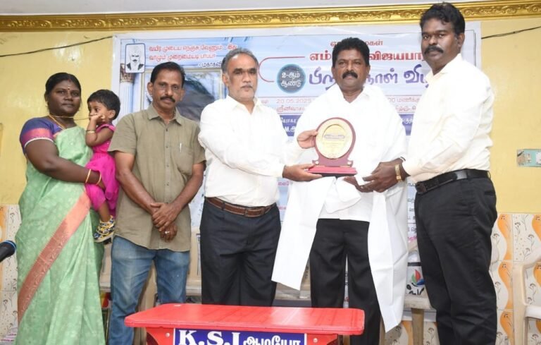 தலைமை ஆசிரியருக்கு மகாகவி பாரதியார் விருது: வழக்கறிஞர் வழங்கினார்