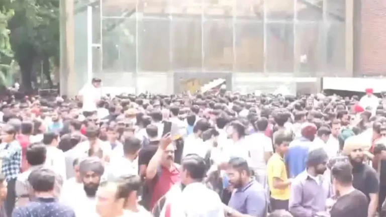 ராணுவத்திற்கு உதவ நாங்க தயார்! சண்டிகரில் குவியும் இளைஞர்கள்!
