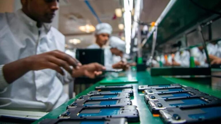 இந்தியாவின் ஸ்மார்ட்போன் ஏற்றுமதி 55% உயர்ந்து, பெட்ரோலியம், வைர விற்பனையை முந்தியது  
