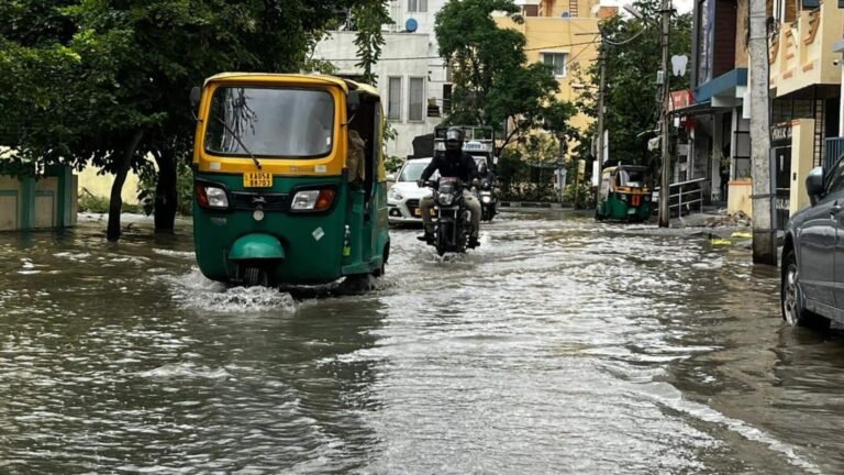 பெங்களூருவில் 12 மணிநேரத்தில் 130 மி.மீ கனமழை: 3 பேர் உயிரிழப்பு  