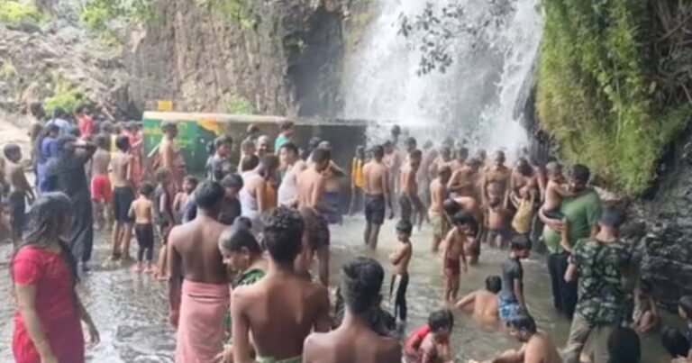 கோடை விடுமுறை – அகஸ்தியர் அருவியில் குவிந்த சுற்றுலா பயணிகள்!