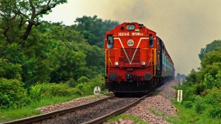 நாளை முதல் ஆதார் இணைப்புடன் மட்டுமே ஆன்லைன் தட்கல் டிக்கெட்  