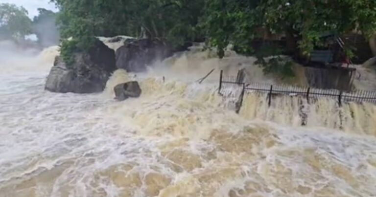 ஒகேனக்கல் காவிரி ஆற்றில் வெள்ளப்பெருக்கு – கரையோர மக்களுக்கு வெள்ள அபாய எச்சரிக்கை!
