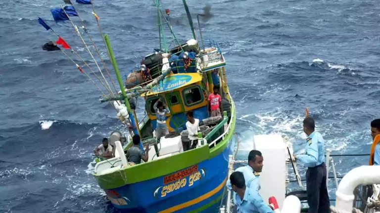 ராமேஸ்வரம் மீனவர்கள் 4 பேரை கைது செய்தது இலங்கை கடற்படை.!
