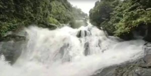 கோவை குற்றால அருவியில் திடீர் வெள்ளப்பெருக்கு