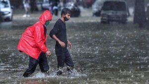 வங்கக்கடலில் குறைந்த காற்றழுத்த தாழ்வு பகுதி உருவானது: தமிழகத்தில் மழை நீடிக்க வாய்ப்பு  