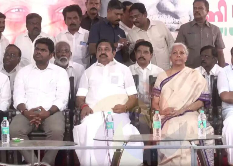 ஒரே மேடையில் ஈபிஎஸ்- அண்ணாமலை! சிரித்தபடி கைக்கொடுத்து உற்சாகம்