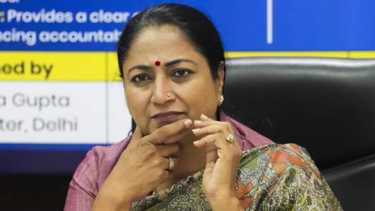 பொது நிகழ்ச்சியில் பங்கேற்ற டெல்லி முதலமைச்சர் ரேகா குப்தாவை ‘அறைந்த’ மர்ம நபர்!  