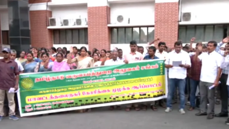 தமிழ்நாடு வருவாய்த்துறை அலுவலர் சங்கத்தினர் போராட்டம்!