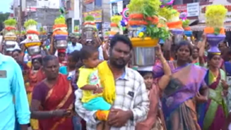 மதுரை : நாகம்மாள் கோவில் ஆடி உற்சவ விழா – முளைப்பாரி எடுத்து நேர்த்திக்கடன்!