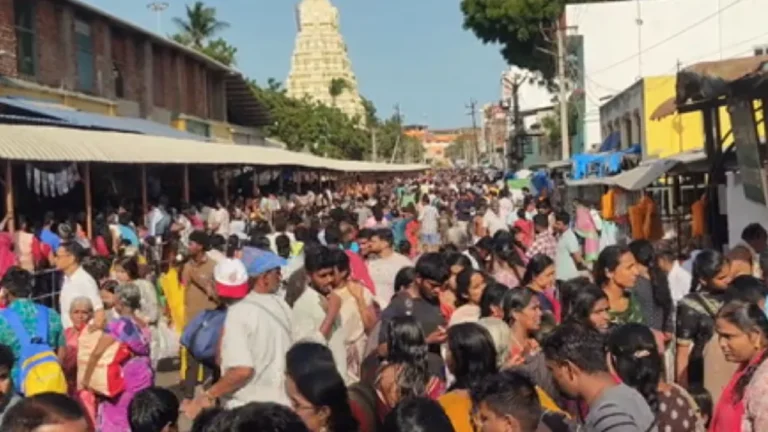 ராமேஸ்வரம் ராமநாத சுவாமி கோவிலில் அலைமோதிய பக்தர்கள் கூட்டம்!