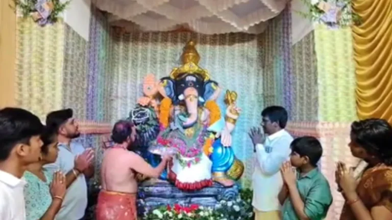 ரூபாய் நோட்டுகளால் அலங்கரிக்கப்பட்ட விநாயகர்!