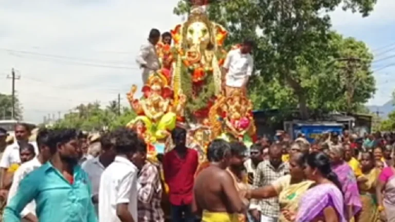 திண்டுக்கல் : ஊர்வலமாக எடுத்து செல்லப்பட்ட பாறைப்பட்டி விநாயகர்!