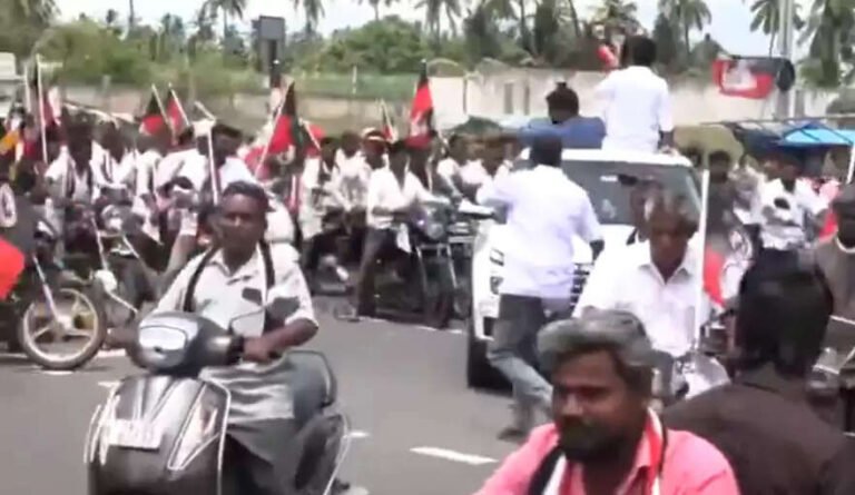 செங்கோட்டையன் வீட்டுக்கு படையெடுக்கும் அதிமுகவினர்!