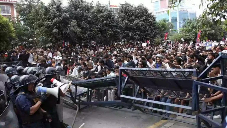 நேபாளத்தில் உச்சகட்ட பதற்றம்: மீண்டும் இளைஞர்கள் போராட்டம்.., களமிறங்ங்கிய ராணுவ வீரர்கள்!