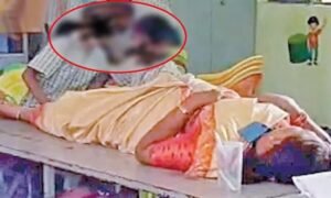 “அரசு பள்ளியில் மாணவிகளை கால் அமுக்க கட்டாயப்படுத்திய தலைமை ஆசிரியை”
