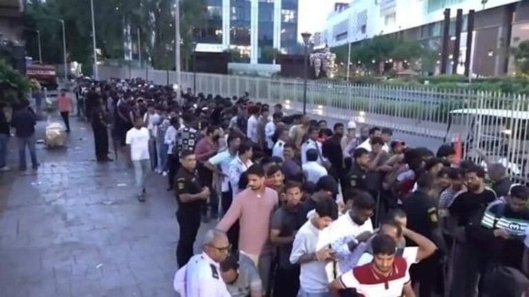 மும்பையில் iPhone 17 சீரிஸ் விற்பனை தொடங்கியது: அதிகாலை முதல் குவிந்த ரசிகர்கள்!