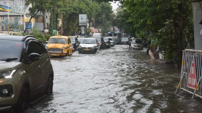 கொல்கத்தாவில் கனமழையால் 5 பேர் பலி, பள்ளிகள், மெட்ரோ ரயில் சேவைகள் பாதிப்பு