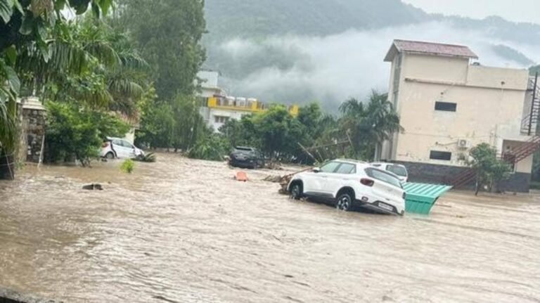 டேராடூனில் மேக வெடிப்பு; இருவர் மாயம், ஐடி பூங்கா நீரில் மூழ்கியது  