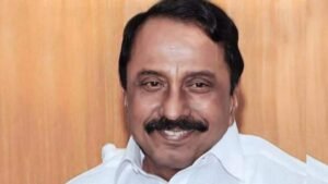கட்சியின் அனைத்து பொறுப்புகளில் இருந்தும் அதிமுக மூத்த தலைவர் செங்கோட்டையன் நீக்கம்  