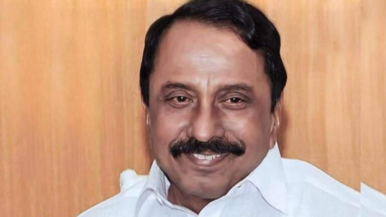 கட்சியின் அனைத்து பொறுப்புகளில் இருந்தும் அதிமுக மூத்த தலைவர் செங்கோட்டையன் நீக்கம்  