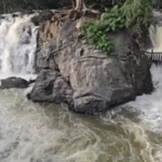 ஒகேனக்கல் காவிரி ஆற்றில் நீர்வரத்து அதிகரிப்பு – சுற்றுலாப் பயணிகள் குளிக்கத் தடை!