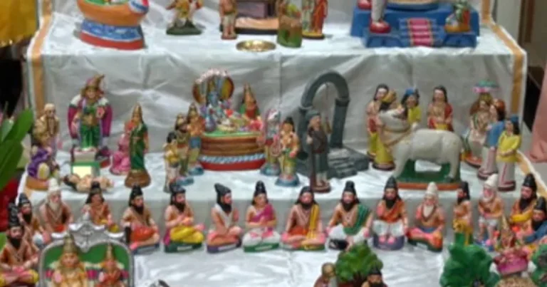 நெல்லையில் 50 ஆண்டுகளாக கொலு வைத்து வழிபடும் பக்தர்!