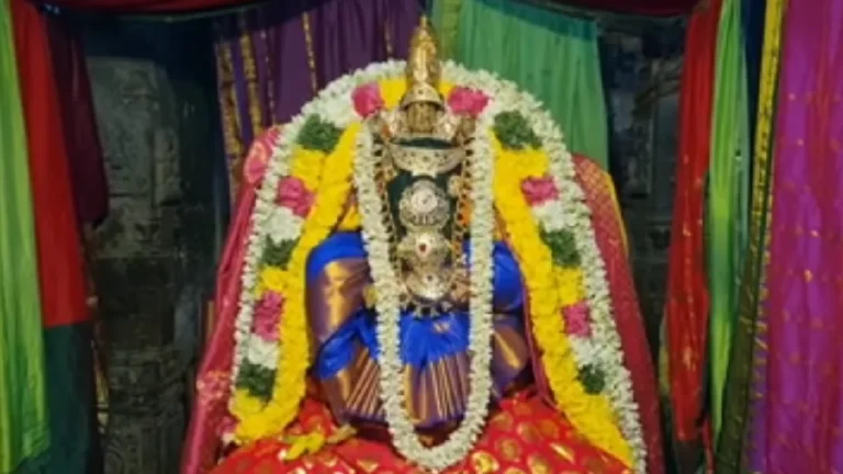தஞ்சாவூர் :  நவராத்திரி விழா – மனோன்மணி அலங்காரத்தில் அருள்பாலித்த ஸ்ரீபெரியநாயகி அம்மன்!
