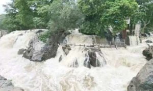 ஒகேனக்கல் வெள்ளப்பெருக்கு: அருவியில் குளிக்கவும், பரிசல் இயக்கவும் தடை..!