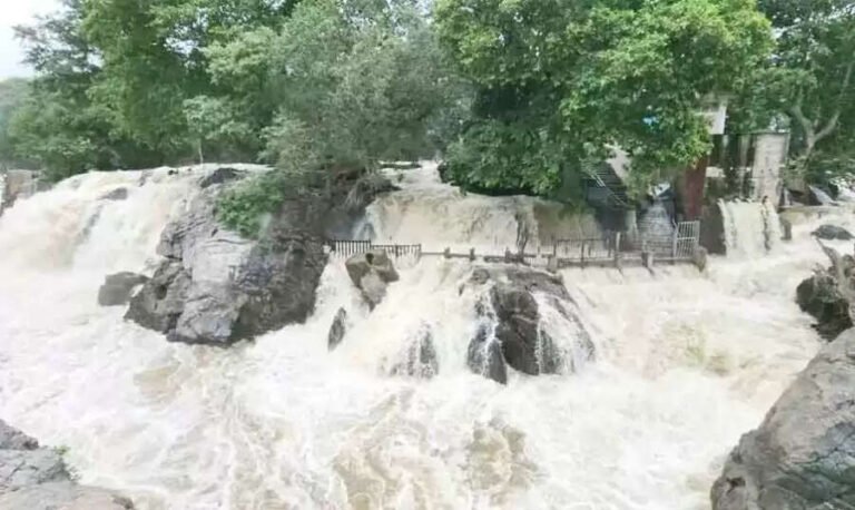 ஒகேனக்கல் வெள்ளப்பெருக்கு: அருவியில் குளிக்கவும், பரிசல் இயக்கவும் தடை..!