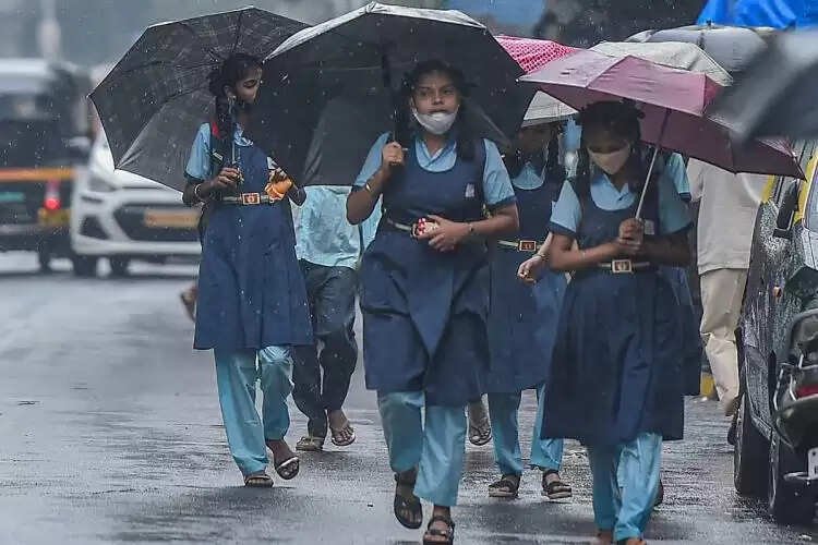மோந்தா புயல்- நாளை முதல் 3 நாட்களுக்கு பள்ளி, கல்லூரிகள் விடுமுறை