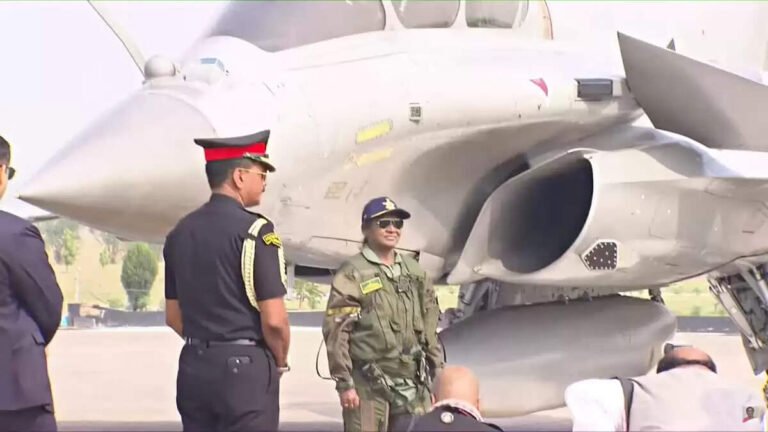 ரஃபேல் போர் விமானத்தில் பறந்த முதல் குடியரசு தலைவர்..!