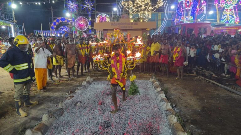 ஆலங்குளத்தில் அருள்பாலிக்கும் ஸ்ரீ முத்தாரம்மன் கோயிலில் பூக்குழித் திருவிழா