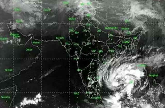 கரையை கடக்க தொடங்கியது ‘மோந்தா’ புயல்!