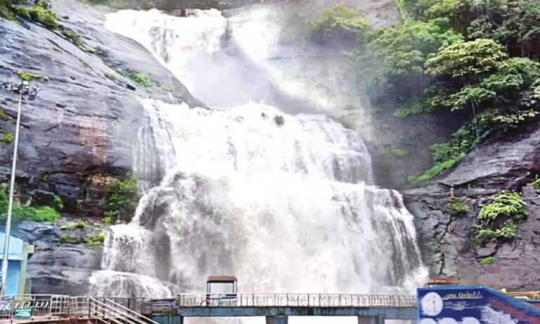 சுற்றுலா பயணிகள் ஏமாற்றம்..! 3வது நாளாக குற்றாலத்தில் குளிக்க தடை விதிப்பு..!!