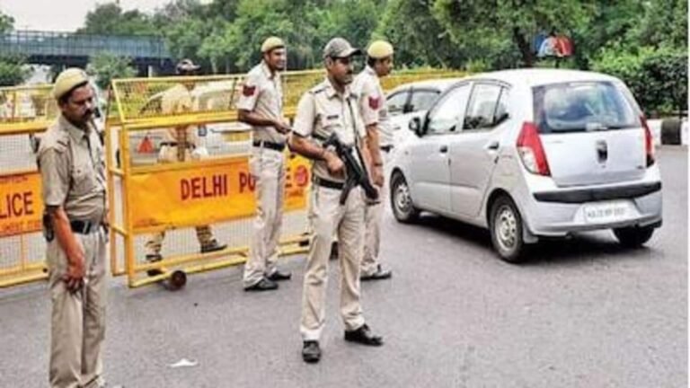 டெல்லி மாலில் வெடிகுண்டு வைக்க சதி: ISIS பயங்கரவாதிகள் 2 பேர் கைது