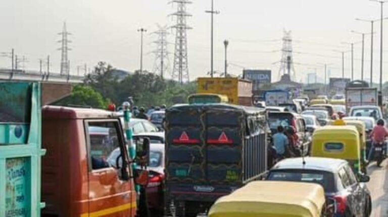 டெல்லி-கொல்கத்தா நெடுஞ்சாலையில் போக்குவரத்து நெரிசல்; 4 நாட்களாக தேங்கி நிற்கும் வாகனங்கள்