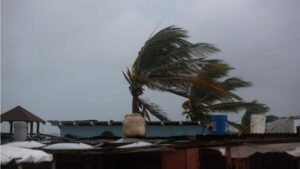 மெலிசா சூறாவளி: உலகத்தின் அதி தீவிரமான புயல் ஜமைக்காவை தாக்க வருகிறது
