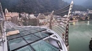 ரிஷிகேஷில் கங்கையின் குறுக்கே கண்ணாடி தொங்கு பாலம் அமைப்பு