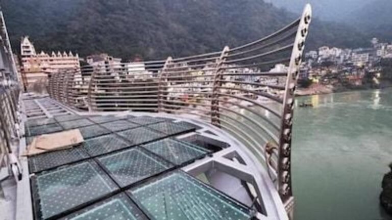 ரிஷிகேஷில் கங்கையின் குறுக்கே கண்ணாடி தொங்கு பாலம் அமைப்பு  